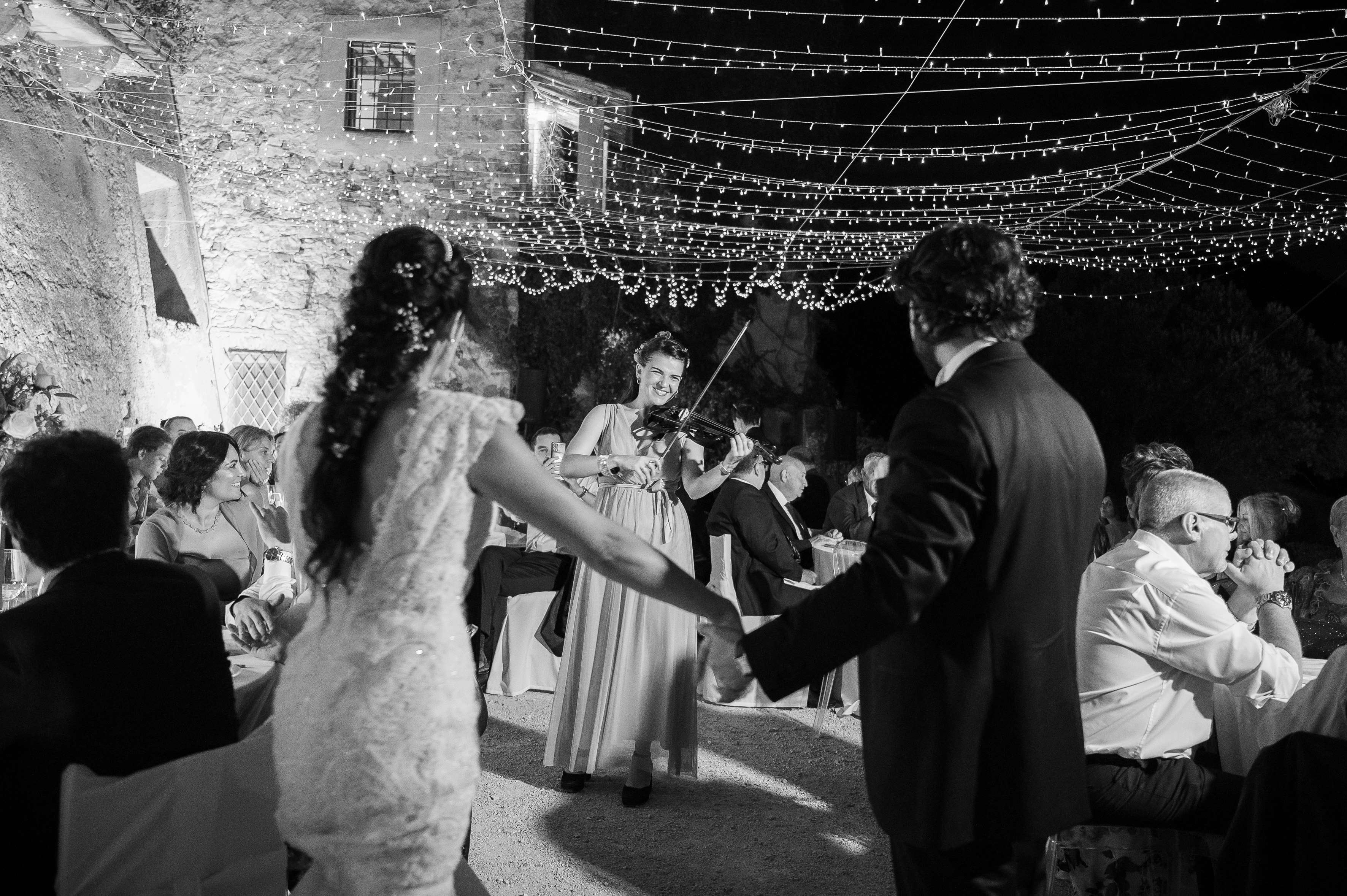 Sposi che ballano con violinista dal vivo