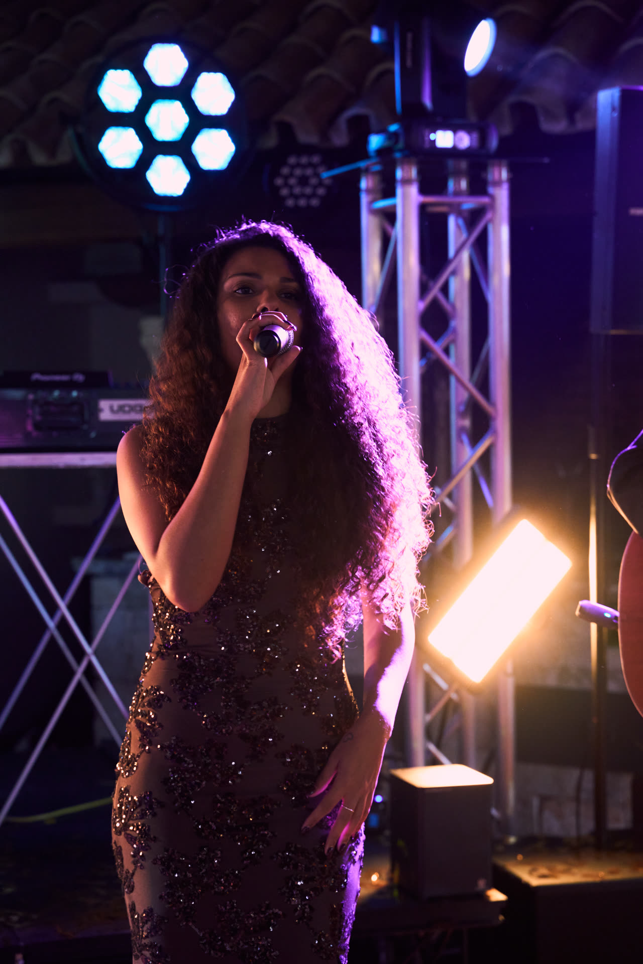 Performance live con luci di scena